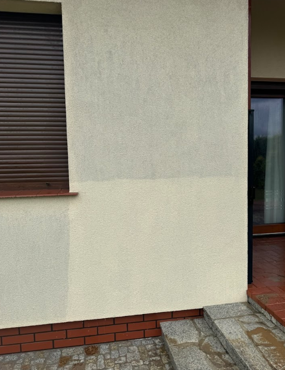 Efekt mycia elewacji – dolna część umyta, górna jeszcze zabrudzona